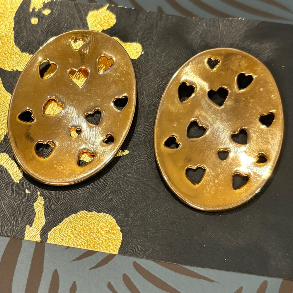 💛 Gold Heart Cutout Oval Earrings 💛